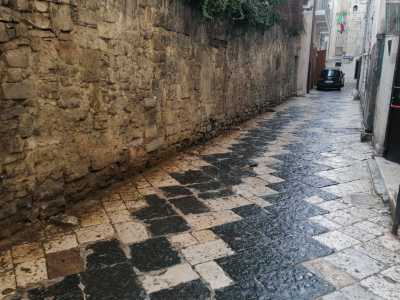 La pavimentazione bianca e nera di Bari Vecchia